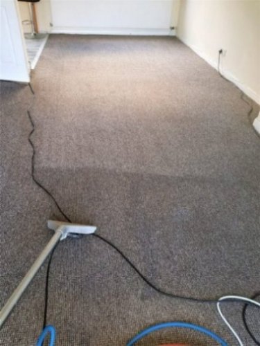 Lymm carpet cleaners steam cleaning a lounge carpet